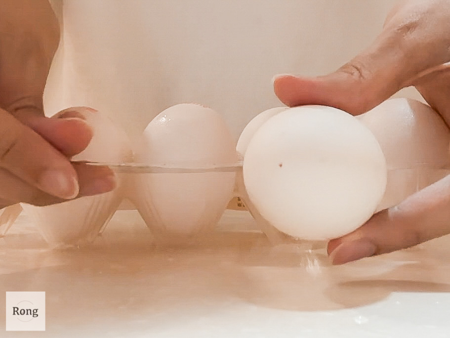 日式溏心蛋 步驟 1 雞蛋底部戳洞