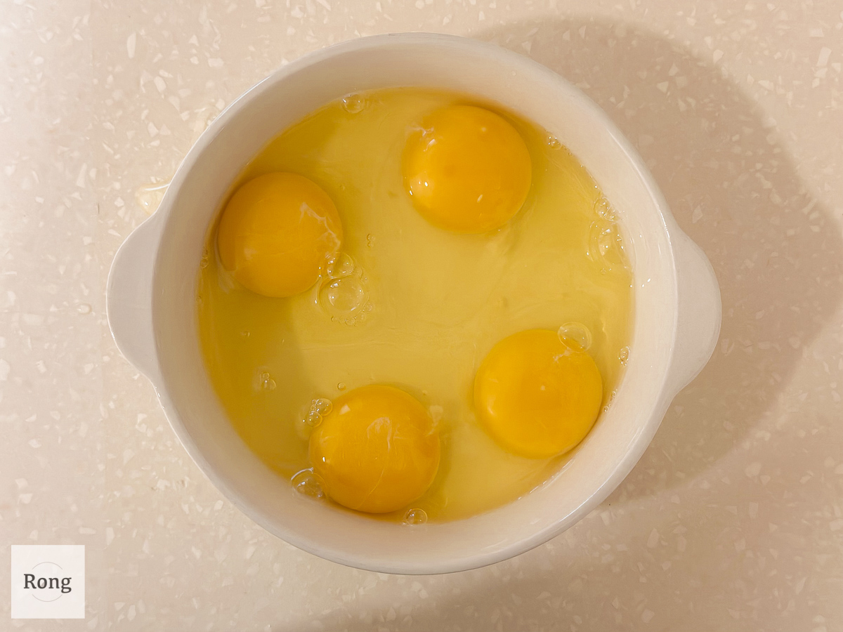 鮪魚烘蛋 在碗中打入雞蛋