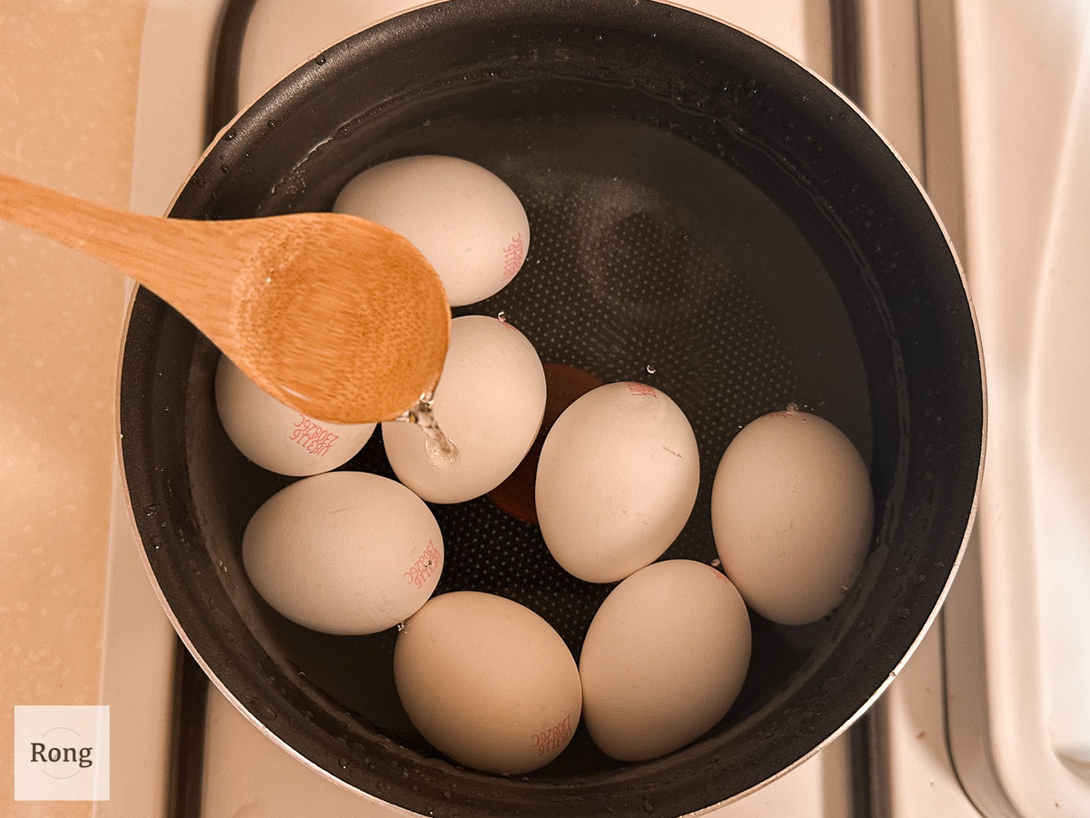 日式溏心蛋 步驟 2 冷水煮雞蛋 加鹽巴加醋