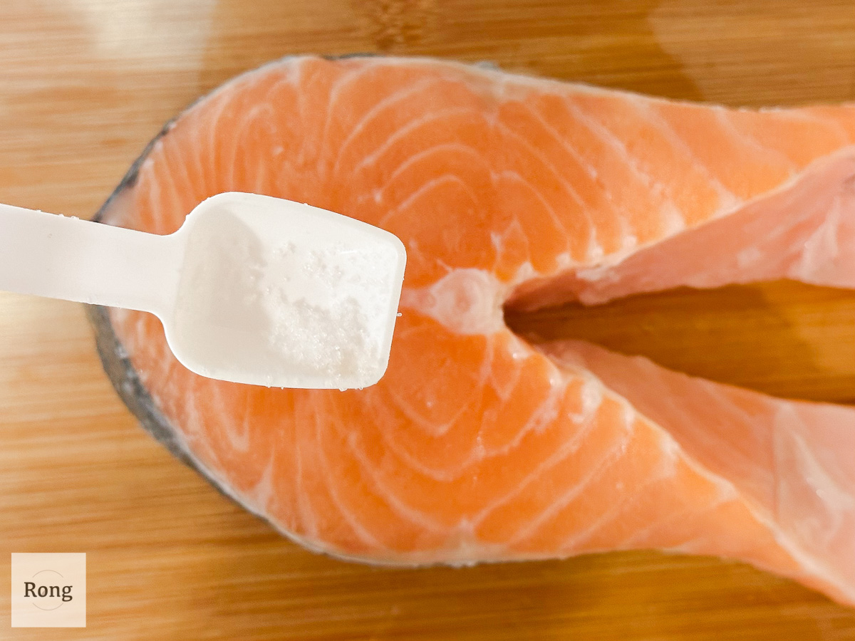 氣炸鮭魚步驟 1：鮭魚排抹鹽