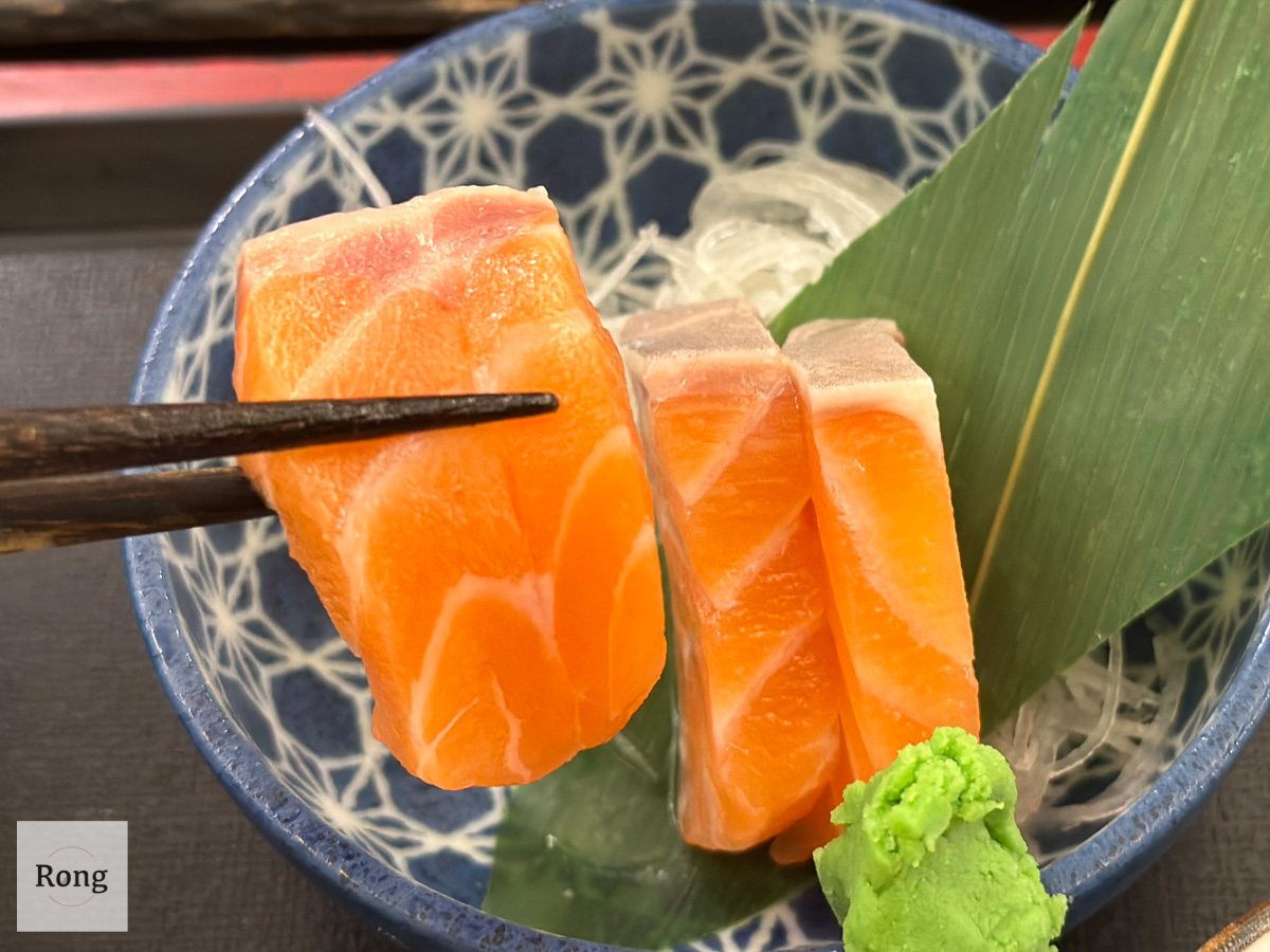 信義區平價日本料理 三撰屋鮭魚生魚片